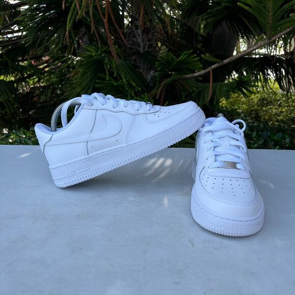 Nike Air Force 1 ‘07 Triple White Low Shoes (Boys Size: 7) (Womens Size: 8.5) - Picture 1 of 8